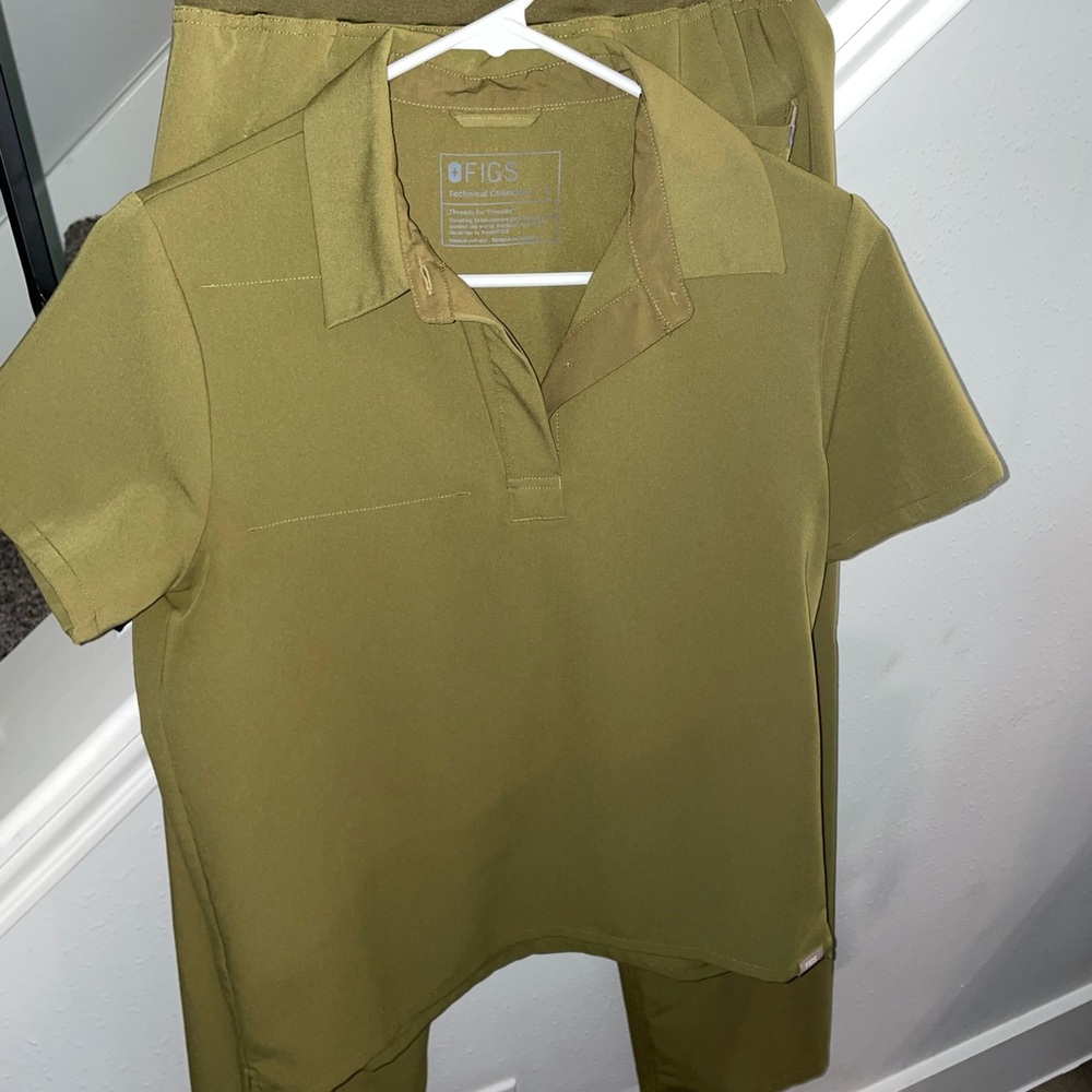 Martini 🫒 olive polo scrub top Livingston pant